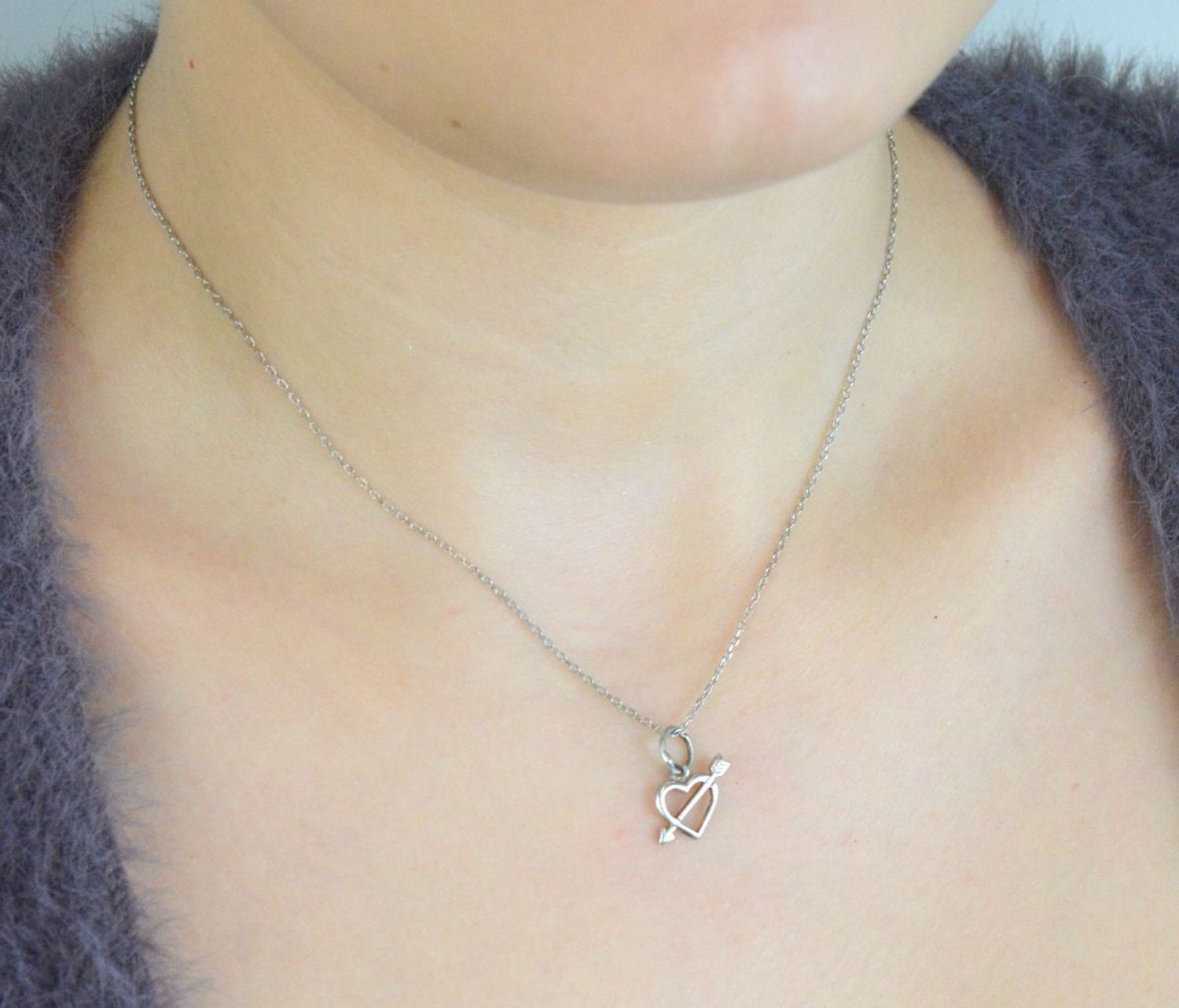 Srebrna zawieszka damska W 35 – delikatne serce z strzałą, wykonane ze srebra próby 925. Wymiary 1,5 × 1,5 cm, waga ok. 0,70 g. Subtelna i romantyczna biżuteria idealna na prezent dla 1.jpg